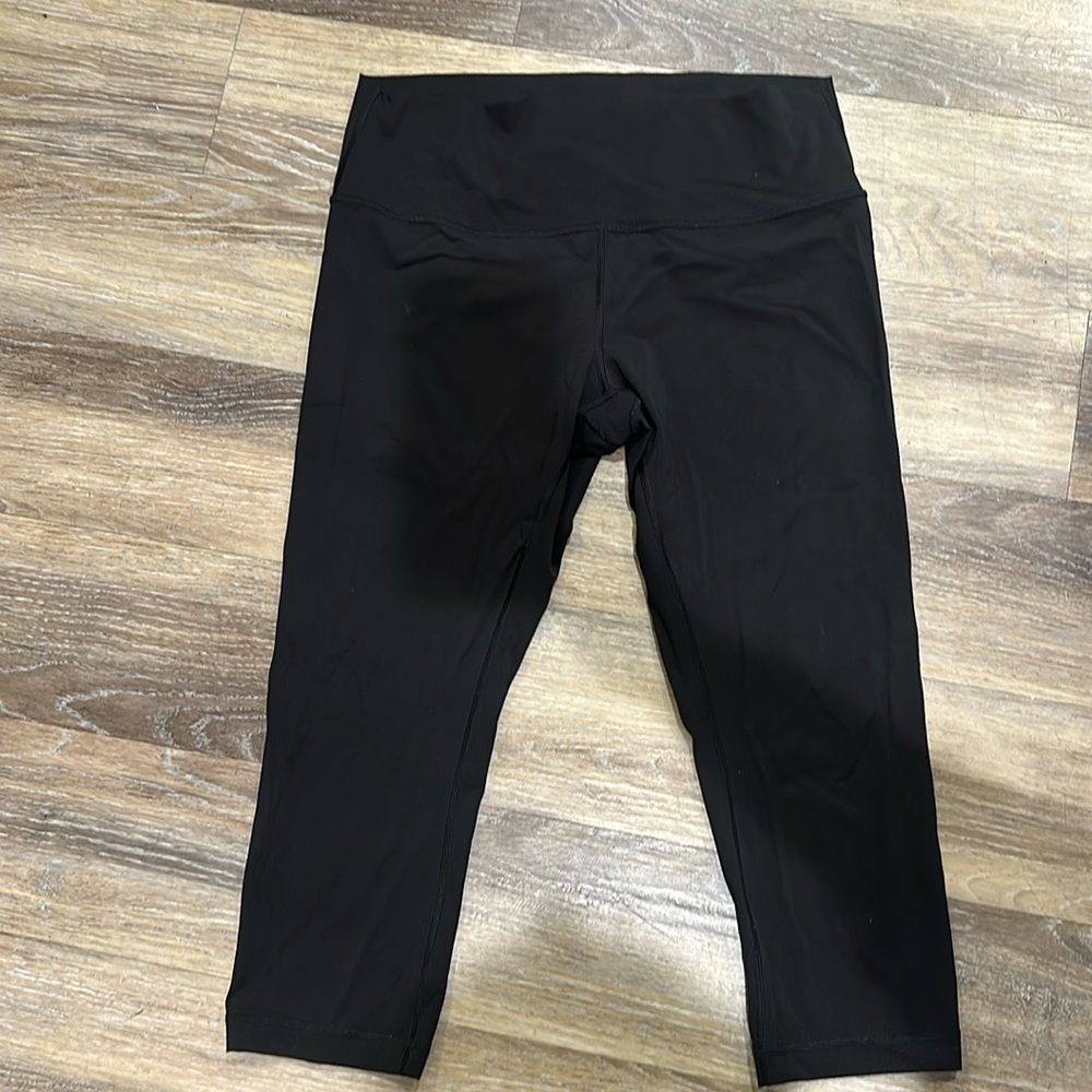 Lululemon Wunder Under crop pants 23”. Worn only a few times.